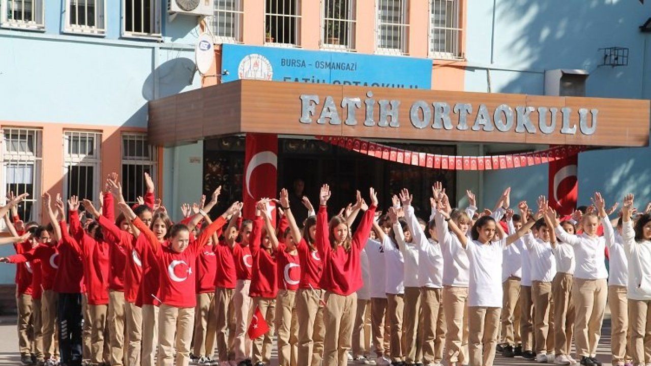Bursa'da 300 öğrenci Cumhuriyet'i yazdı