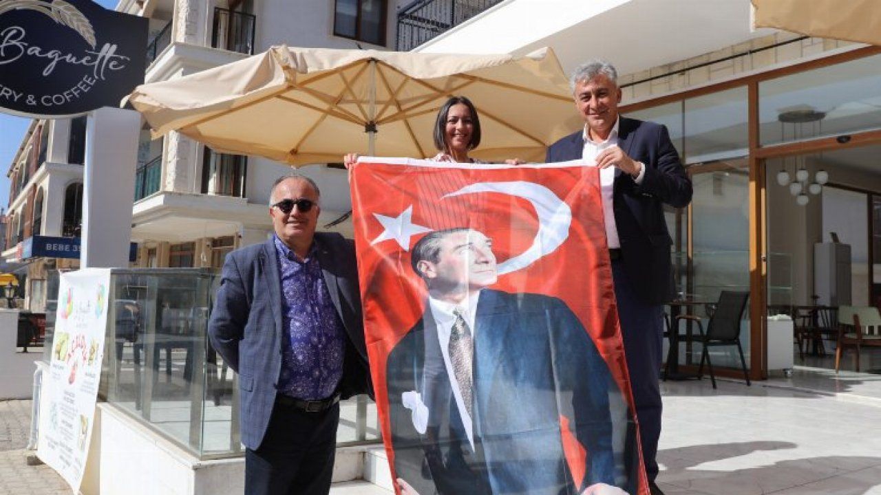 İzmir Güzelbahçe'de esnaflara bayrak dağıtıldı