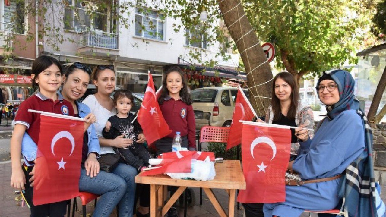 Manisa Büyükşehir 'Türk Bayrağı' dağıttı