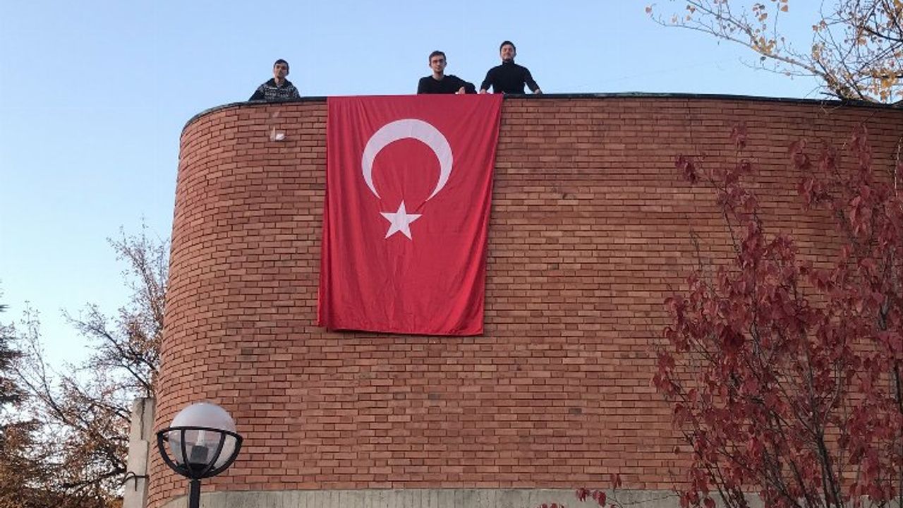 Afiş indirildi, Türk bayrağı asıldı