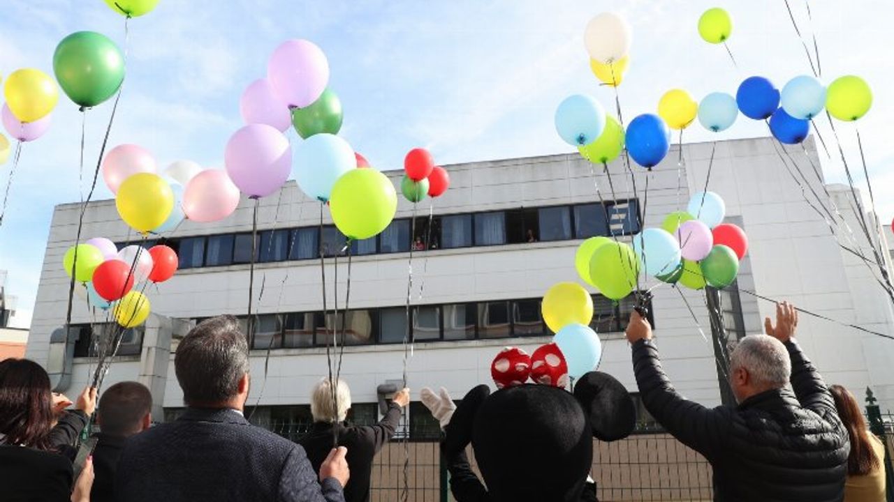 İzmit'te 'Lösemi Haftası'nda rengarenk balonlar uçuruldu