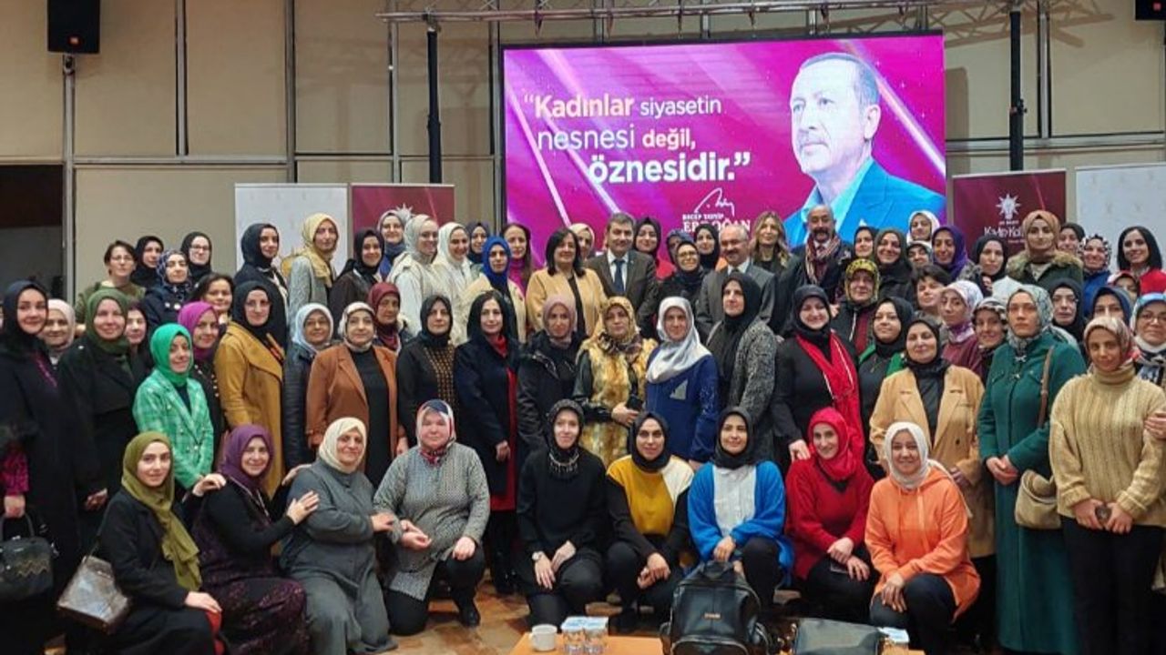 AK Parti'nin 'Siyaset Akademisi Kadın' programı Bursa'da sürüyor