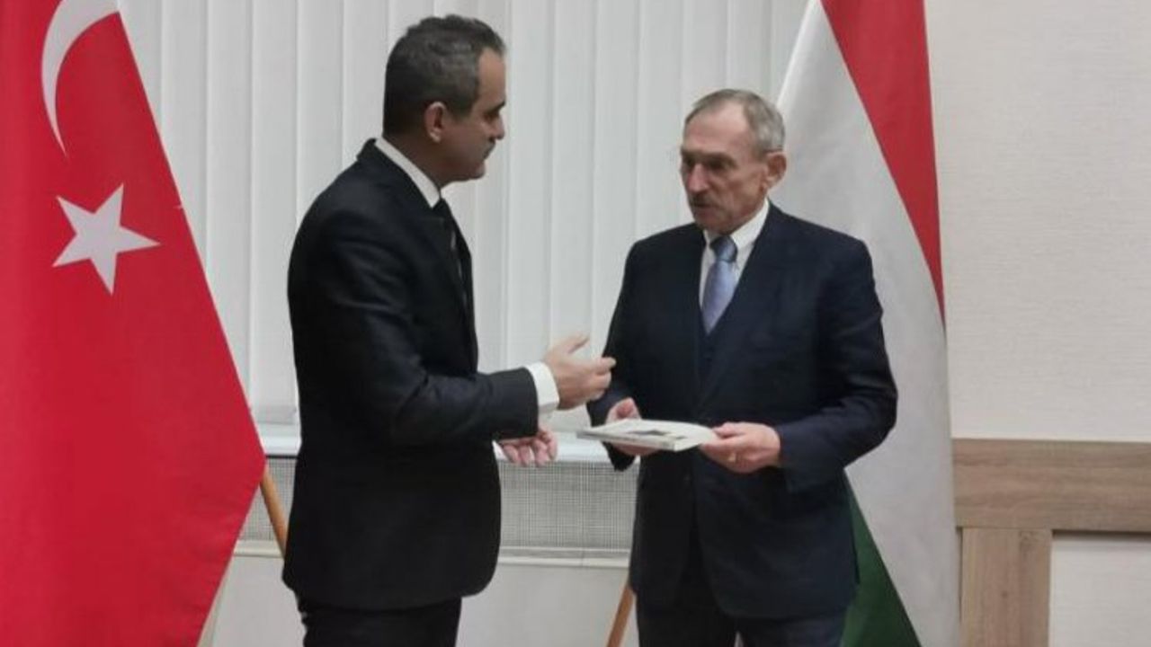 Bakan Özer'in Macaristan temasları sürüyor