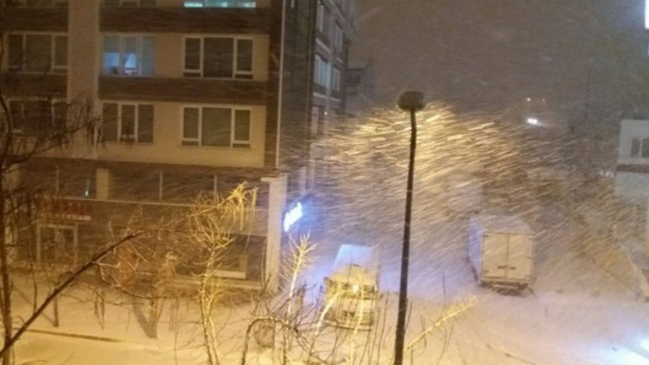 Afyonkarahisar'da kar yağışı başladı