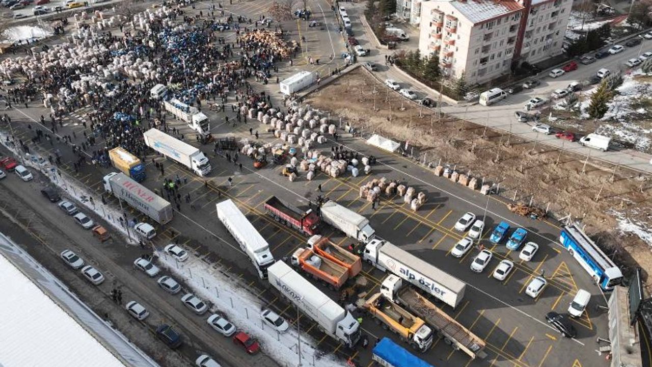 Ankaralılardan deprem bölgesine 500 tır yardım