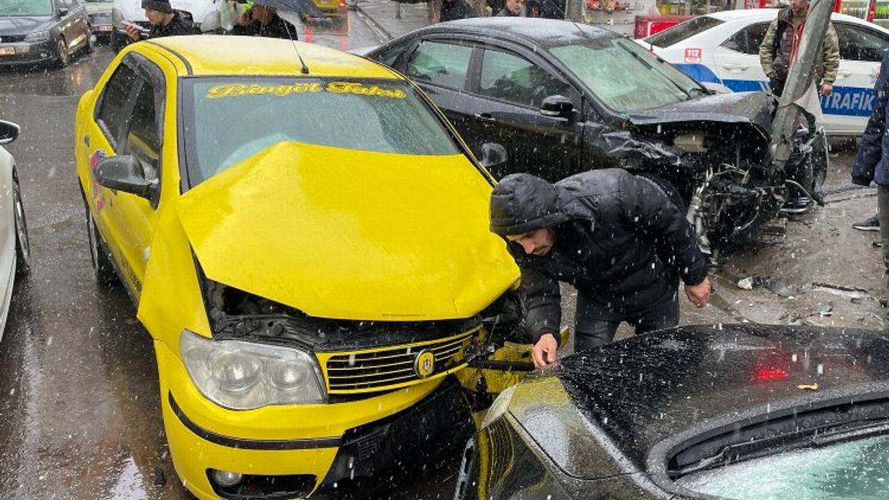 Bingöl’de ticari taksi ile otomobilin çarpıştı: 3 yaralı