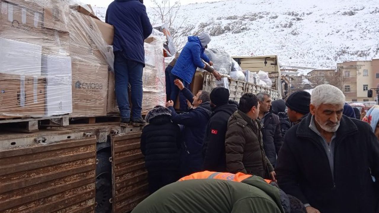 Bodrum'un yardımları depremzedelere dağıtılıyor