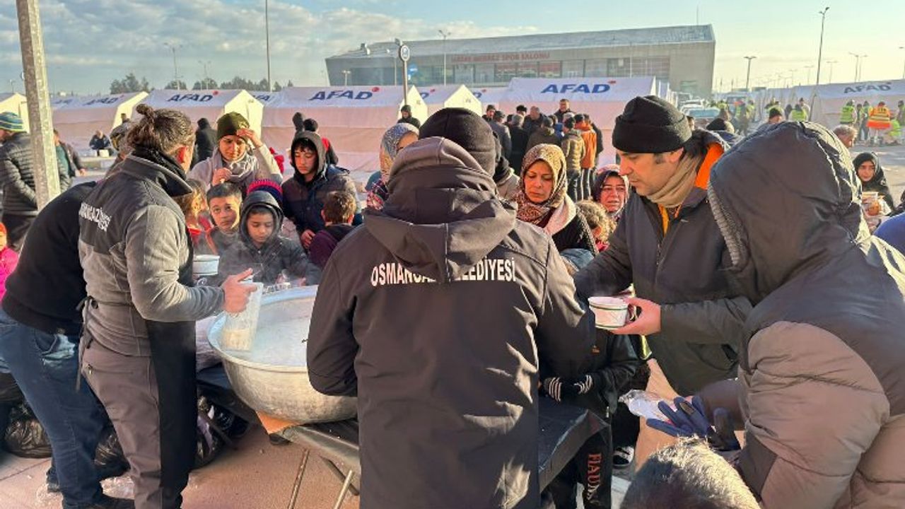 Bursa Osmangazi'den depremzedelere sıcak çorba ikramı