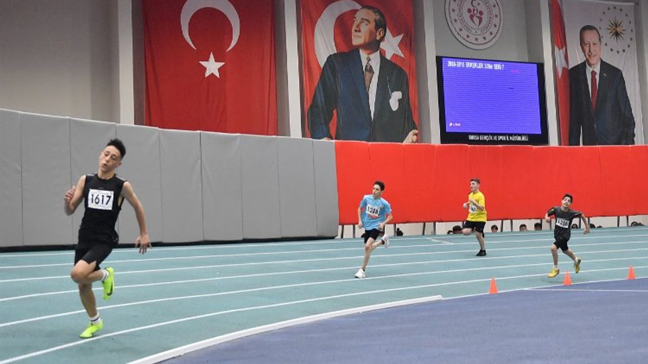 Bursa'da Osmangazi Atletizm Salonu'nda gençlik rüzgarı