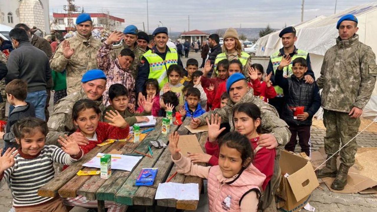 Bingöl'de depremzede çocuklara Jandarma morali