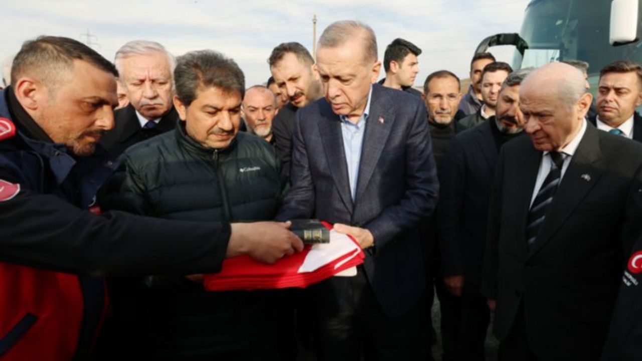 Cumhurbaşkanı Erdoğan'a Adıyaman'da Türk Bayrağı ve Kur'an-ı Kerim