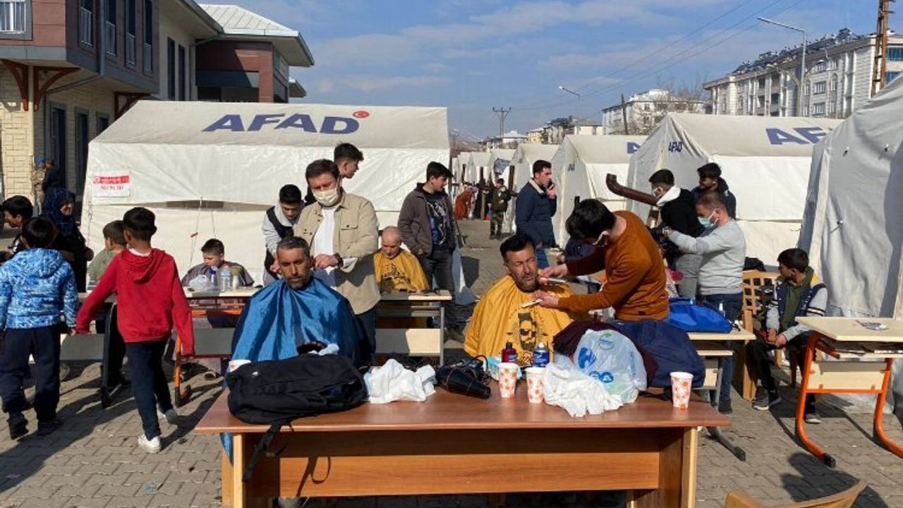 Çorumlu Gönüllü berberler Afşin'de hizmet veriyor