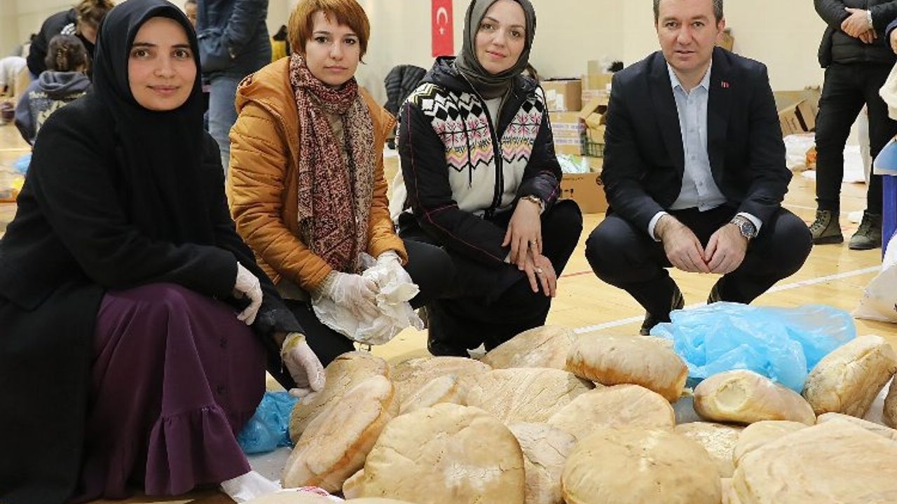 İzmir Bergama'da depremzedeler için ekmek pişiriyorlar