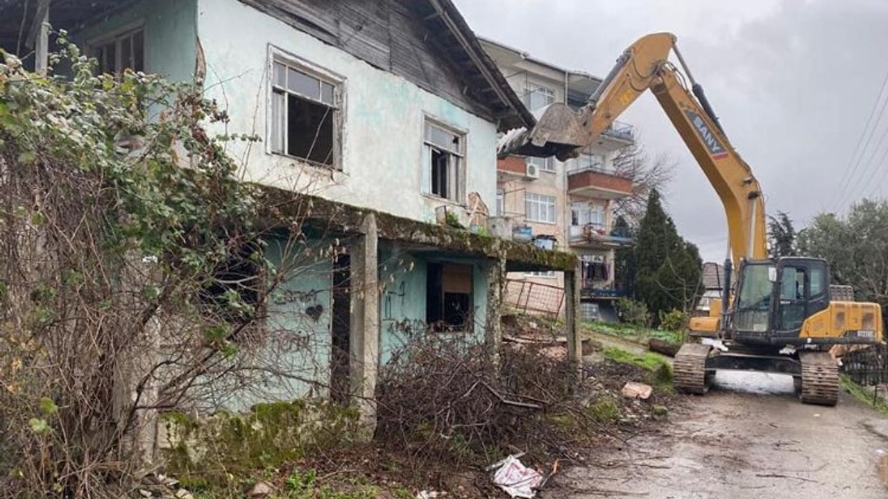 Kocaeli Gölcük'te riskli binalar yıkılıyor