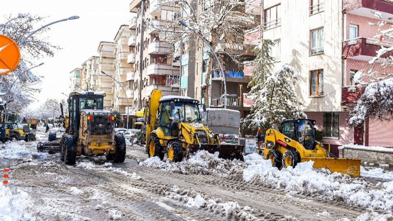 Malatya'da yağış sonrası karın izleri temizliyor