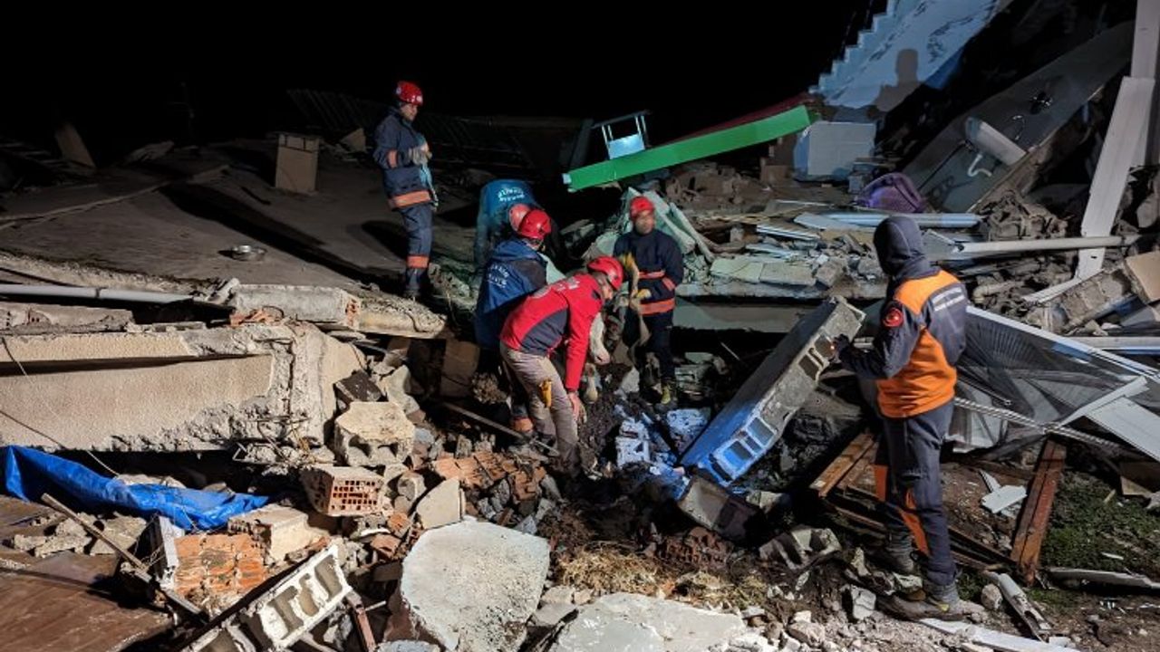 Mersin ekipleri göçük altından 16 kişiyi kurtardı