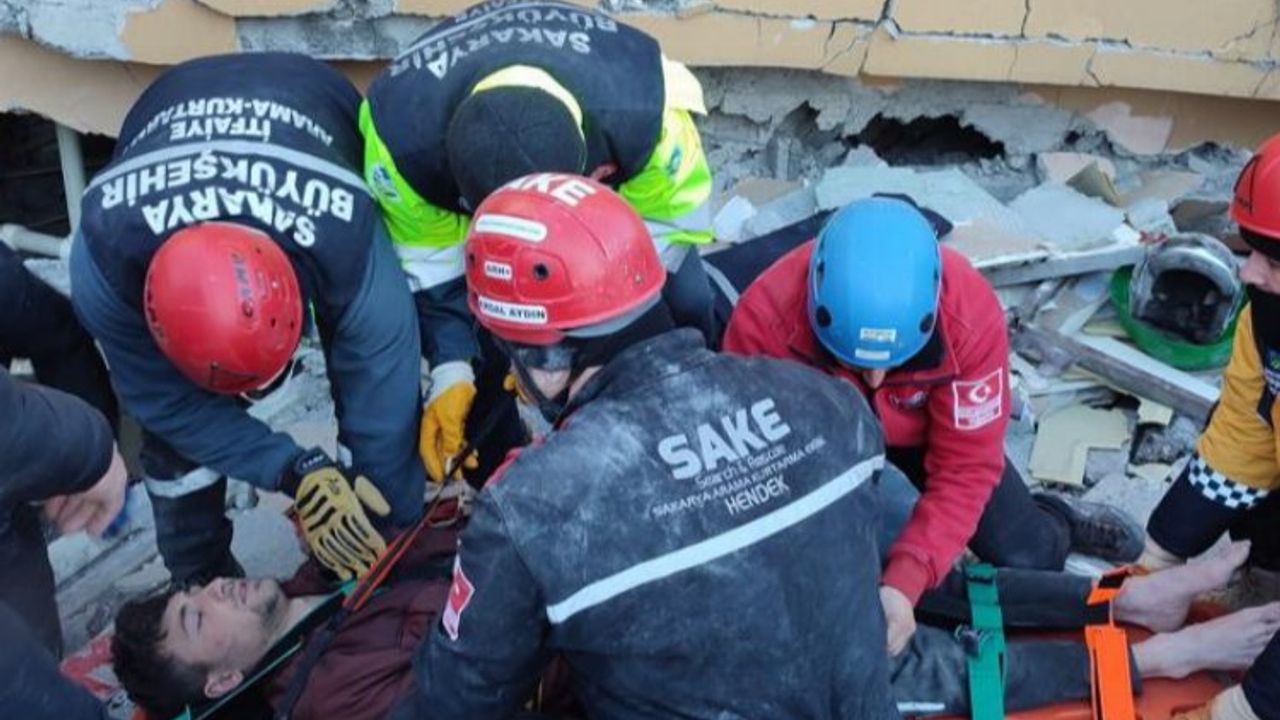 Sakarya ekipleri hayat kurtarmaya devam ediyor