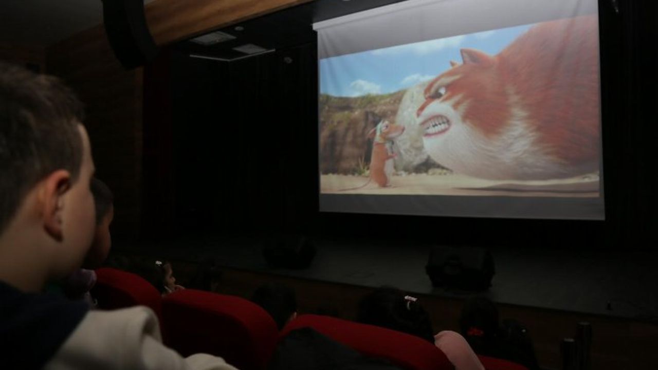 Bursa'da Gürsulu çocuklara ücretsiz sinema keyfi