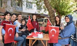 Manisa Büyükşehir 'Türk Bayrağı' dağıttı