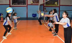 Manisa'da depremzede öğrencilere bayan voleybol kursu