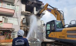 Gölcük'teki patlamada ağır hasarlı binanın yıkımı tamamlandı