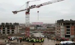 İsra Holding'in Projelerinde Ücret Krizi: İşçiler Kule Vinçlere Çıkarak Protesto Etti