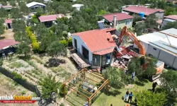 Seferihisar’da Tarım Arazilerine Kaçak Yapılara Yıkım