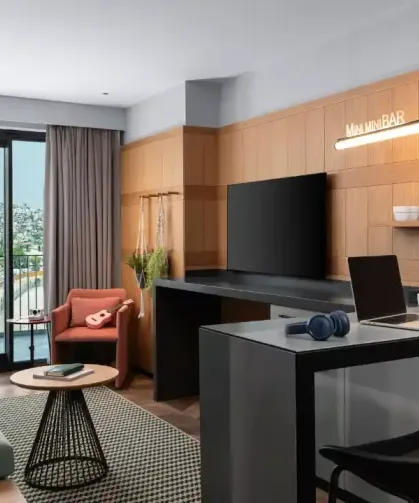 İzmir’in Yeni Kıyısında Yeni Bir Dönem: Moxy İzmir Kapılarını Açıyor