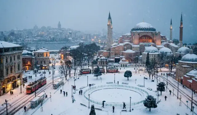 AKOM Saat Verdi: İstanbul’a Yoğun Kar Geliyor! Okullar İçin Tatil Uyarısı