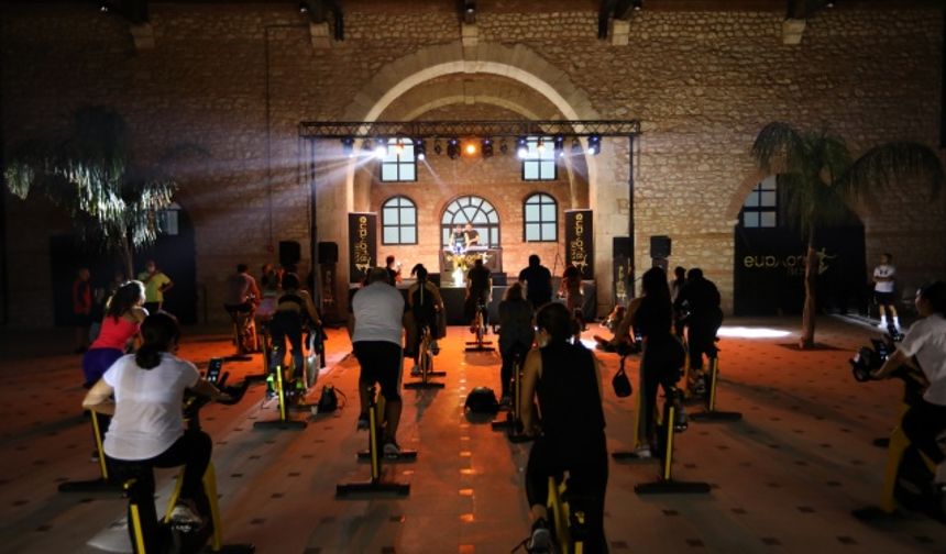 Emlak Konut güvencesiyle Özak GYO, Ziylan Gayrimenkul ve Yenigün İnşaat ortaklığında hayata geçirilen Büyükyalı projesi İstanbul’un tarihi dokusu ile modern yaşamı bir araya getiriyor. Doğa ve tarihi doku ile iç içe yaşamak isteyen ama şehirden de kopamayan aileler için “her şey dahil” bir yaşam konforu sunan Büyükyalı’da cazip fırsatlar devam ediyor. Kültür, sanat, eğlence ve lezzeti, tarihi bir dokuda eşsiz bir deniz manzarasıyla sadece birkaç dakikalık yürüme mesafesinde buluşturan Büyükyalı’da yaz dönemine özel 36 ay vade farksız banka kredili ödeme koşulları da ayrıca bir arada sunuluyor.