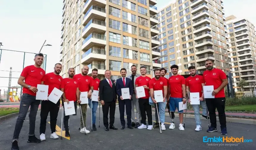 “Dünya Şampiyonu” futbolcular, Çekmeköy’deki yeni evlerini teslim aldı